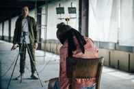 neoriginal: Decision Game – Sneakerboy (Lion Russell Baumann, l.) dreht ein Video mit Elsa (Paula Hartmann, r.). Ein emotionaler Appell soll ihre Mutter dazu bewegen, die Forderungen der Entführer zu erfüllen.