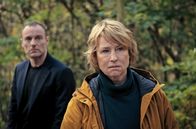 Tatort – Ihr letzter gemeinsamer Fall führt Susanne Bonard (Corinna Harfouch, re.) und Robert Karow (Mark Waschke, li.) in den Wald.
