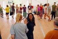 Puls – Moderatorin Tama Vakeesan (vorne r.) trifft bei einem Tanzfestival im Emmental auf die Psychologin und Neurowissenschaftlerin Julia F. Christensen (l. vorne), die die Effekte des Tanzens auf die Gesundheit erforscht. Copyright: SRF