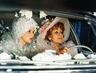 Die Abenteuer des Rabbi Jacob – L-R: Antoinette Buntspecht (Miou-Miou) und Germaine Buntspecht (Suzy Delair)