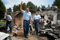 Mayday - Alarm im Cockpit – Bei dem grausamen Absturz des TAM Fluges 402 sterben alle Passagiere und drei weitere Menschen am Boden, als das Flugzeug kurz nach dem Start in ein Wohngebiet stürzt. Der Ermittler Carlos Da Conceicao (Daniel Della Penna, M.) untersucht, ob technische Probleme der Grund sein können und erkennt schließlich, dass nur ein Zusammenspiel aus technischem und menschlichem Versagen die Ursache sein kann ...