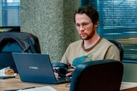 SOKO Linz – Oliver Cap (Daniel Langbein), ein ehemaliger Hacker, arbeitet für die Abteilung Cybercrime und unterstützt die Ermittlungen, um die Cyberattacke abzuwehren.