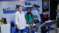 Wahl 24: Ansichtssache – Nadja und Cedrick bei der Bandprobe im Polizeikeller.