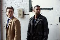Castle – Javier Esposito (Jon Huertas, r.) und Kevin Ryan (Seamus Dever, l.) suchen den Musikproduzenten Tyrese Wilton auf, um ihm ein paar Fragen zu stellen. Hat er etwas mit dem Mord an Holly zu tun?