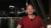 Tobis Städtetrip – Tobi Kämmerer vor der nächtlichen Skyline Frankfurt's.