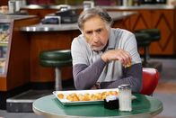 Superior Donuts – Seit 50 Jahren war Arthur (Judd Hirsch) auf keinem Date mehr, doch als er sich schließlich dazu durchringt, endet alles beinahe in einer Katastrophe ...