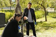 Lucifer – Geplagt von Schuldgefühlen, legt sich Lucifer bei den Ermittlungen immer wieder mit Chloe (Lauren German, l.) an. Entschließt diese sich schließlich sogar dazu, lieber mit Dan (Kevin Alejandro, r.) weiter an dem Fall zu arbeiten?
