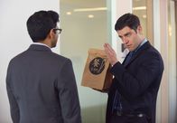 New Girl – Schmidt (Max Greenfield, r.) stellt den neuen Assistenten Jeremy (Asif Ali, l.) ein, doch der entpuppt sich schnell als übereifrig und leicht aggressiv ...