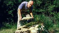 Löwenzahn Classics – Peter (Peter Lustig) baut einen Eidechsenhügel in seinem Garten. Er ist gespannt, wann die ersten Drachenbabys bei ihm einziehen.