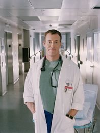 Scrubs - Die Anfänger – (1. Staffel) - Mit bissigen Kommentaren überschüttet der Stationsarzt der Inneren, Dr. Phil Cox (John C. McGinley), die ihm anvertrauten Neulinge. Doch schon bald wird deutlich, dass er ein liebevoller Mentor ist ...