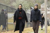 FBI: Most Wanted – Sheryll Barnes (Roxy Sternberg, l.); Kristin Gaines (Alexa Davalos, r.)