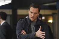 The Mentalist – Ein maskierter Mann ist in der Nacht in die Wohnung von Wayne (Owain Yeoman) und Grace eingedrungen und hat das Feuer auf die beiden und ihr Baby eröffnet. Zum Glück wurde keiner von ihnen verletzt, doch nun haben sie keine ruhige Minute mehr ...