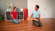 Die Tricks ... – Jo Hiller mit Physiotherapeutin Anja Paul, Hamburg, bei der Erprobung diverser Rückengeräte.