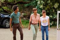 Deadly Tropics – Aurélien (Julien Béramis, l.), Gaëlle (Béatrice de la Boulaye, r.) und Mélissa (Sonia Rolland, M.) verfolgen Hinweise, die zur Spur des Täters führen könnten.
