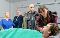 Der Alte – Im Beisein von Hauptkommissar Richard Voss (Jan-Gregor Kremp, 2.v.l.) und der Gerichtsmedizinerin Dr. Franziska Sommerfeld (Christina Rainer, l.) nehmen Bernd Rotthoff (Paul Herwig, 2.v.r.) und seine Frau Stefanie Rotthoff (Kathrin von Steinburg, r.) in der Rechtsmedizin Abschied von ihrem Sohn Maik Rotthoff (Manuel Kandler, vorne).