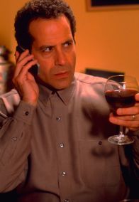 Monk – Bei einem neuen Fall lernt Mr. Monk (Tony Shalhoub) eine Frau kennen, die ihn sehr an seine verstorbene Frau Trudy erinnert.