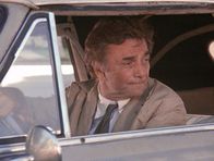 Columbo – Lt. Columbo (Peter Falk) in seinem Peugeot aus den 50ern.
