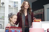 Single Parents – Sophie Cooper (Marlow Barkley, l.); Mia (Vanessa Bayer, r.)