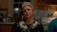 Extraordinary – Jens Mum (Siobhán McSweeney) wird Jens Freund Jizz vorgestellt. Sie wirkt nicht gerade begeistert und geht eher davon aus, dass Jizz Jen nur schwängern will.