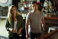 Navy CIS – Nachdem das Opfer während eines Telefonats mit NCIS erschossen wurde, sind Ellie (Emily Wickersham, l.) und Nick (Wilmer Valderrama, r.) auf Spurensuche - über was wollte sie das Opfer informieren?