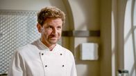 Rote Rosen – Arthur (Vivian Frey) wird Chefkoch auf Probe im Carlas.