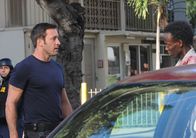 Hawaii Five-0 – Bei den Ermittlungen in seinem aktuellen Fall stößt Steve (Alex O'Loughlin, l.) auf Roko Makoni (Barkhad Adbi, r.). Hat er in dem Mordfall eine Rolle gespielt?; Bei den Ermittlungen in seinem aktuellen Fall stößt Steve (Alex O'Loughlin, l.) auf Roko Makoni (Barkhad Adbi, r.). Hat er in dem Mordfall eine Rolle gespielt?
