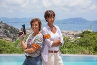 Deadly Tropics – Mélissa Sainte-Rose (Sonia Rolland, r.) und Gaëlle Crivelli (Béatrice de la Boulaye, l.) ermitteln wieder in einem düsteren Mordfall, wobei ein scheinbar gütiger Pfarrer tot in einer Kirche aufgefunden wird.
