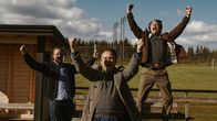 Der Rausch – Martin (Mads Mikkelsen, re.), Nikolaj (Magnus Millang, li.) und Peter (Lars Ranthe, Mitte) im Jubel-Rausch.