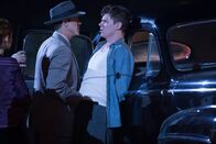 American Horror Story: Freak Show – Dandy fast einen neuen Plan, der Jimmy (Evan Peters, r.) den Besuch des Detektives Colquitt (P.J. Marshall, l.) einbringt ...