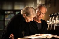 Tatort – Karin Bongartz (Barbara Nüsse) zeigt Max Ballauf (Klaus J. Behrendt) alte Fotos und schwelgt in Erinnerungen.