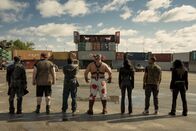 Twisted Metal – Im Finale treten die letzten verbliebenen Teilnehmenden gegeneinander an. Dabei spielen frühere Allianzen, Freundschaften und Sympathien keine Rolle mehr. Zudem warten zahlreiche versteckte Fallen auf die Finalisten, die den Ausgang des Wettkampfs jederzeit beeinflussen können. Von links: Mr. Grimm (Richard de Klerk), Stu (Mike Mitchell), Mike (Tahj Vaughans), Sweet Tooth (Joe Seanoa), Raven (Patty Guggenheim), John (Anthony Mackie) und Quiet (Stephanie Beatriz)