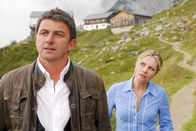 Der Bergdoktor – Martin (Hans Sigl) offenbart Lena (Susanne Michel), das sie ihren Mann retten kann. Doch dafür müsste sie ein schweres Opfer darbringen.