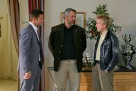 Die Rosenheim-Cops – Die Mordkommission Hansen (Igor Jefti?, l.), Stadler (Dieter Fischer, M.) und Mohr (Max Müller, r.) klärt den Mord an Hotelbesitzerin Antonia Scheuer auf.