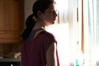 Conversations with Friends – Frances (Alison Oliver) braucht etwas Zeit für sich. Daher fasst sie kurzerhand den Entschluss, ihre Eltern zu besuchen. Doch selbst dort kann sie nicht aufhören an das zu denken, was auf der Party passiert ist.