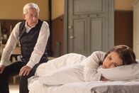 Velvet – Don Emilio López (José Sacristán, l.); Ana Rivera (Paula Echevarría, r.)