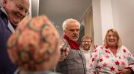 Reisen mit Muddi – Dass Bernd (Bernhard Schütz, M.) ausgerechnet Hospizbewohner mit dem Tode bedroht, finden diese ziemlich komisch.