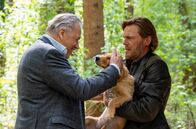 Hubert ohne Staller – Holger Ermisch (Tobias Kay, rechts) kommt mit dem Welpen zur Übergabe. Hat Girwidz (Michael Brandner, links) sich etwa gerade verliebt?