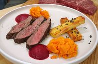 Kochs anders – Christian Berdis Hauptgericht: Flat Iron Steak mit Kartoffel Pavé Karottenstampf und Rote Beete Espuma.