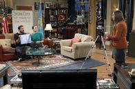 The Big Bang Theory – Während Howard Schwierigkeiten damit hat, bei seiner Mutter auszuziehen, findet sich Sheldon (Jim Parsons, M.) mitten in einer Auseinandersetzung zwischen Amy (Mayim Bialik, r.) und Will Wheaton (Will Wheaton, l.) wieder ...