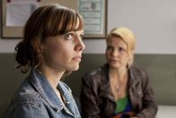 Danni Lowinski – Bea (Nadja Becker, l.) ist in großen Schwierigkeiten. Sie wurde verhaftet und soll nun dem Untersuchungsrichter vorgeführt werden. Danni (Annette Frier, r.) versucht alles, um ihr zu helfen - bis ihr Bea das Mandat entzieht ...