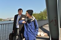 Notruf Hafenkante – Als Till Bruhns (Jonathan Dümcke, M.) die alte Dame (Hannelore Minkus, r.) niederstößt, greift der vorbeikommende Robert Sensen (Christian Erdmann, l.) ein.