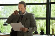 Exit – Für Börsenmakler Adam Veile (Simon J. Berger), der absolut keine Kinder will, wird es eng. Seine Frau hat nun schriftlich, dass der unerfüllte Kinderwunsch nicht an ihr liegt. Wird er weiterhin seine durchgeführte Vasektomie verheimlichen können?