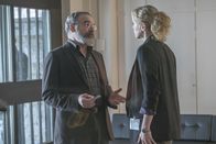 Homeland – Können sie den geplanten Anschlag noch abwenden? Saul (Mandy Patinkin, l.) und Astrid (Nina Hoss, r.) versuchen alles, damit niemand zu Schaden kommt ...
