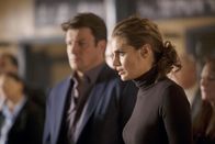 Castle – Während Kate Beckett (Stana Katic, r.) mit ihrer Vergangenheit konfrontiert wird, setzt Richard Castle (Nathan Fillion, l.) alles daran, den Scharfschützen, der in New York sein Unwesen treibt zur Strecke zu bringen ...
