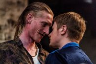 The Owners – Gaz (Jake Curran, l.) hat am wenigsten Skrupel und versucht Nathan (Ian Kenney, r.) davon zu überzeugen Gewalt anzuwenden, um die Besitzer zum Reden zu bringen.