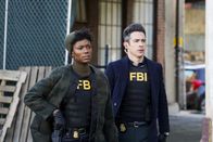 FBI: Special Crime Unit – Special Agent Tiffany Wallace (Katherine Renee Kane, l.); Special Agent Stuart Scola (John Boyd, r.)