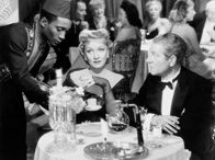 Martin Roumagnac - Verrückt vor Liebe – Anders als seiner Geliebten, Blanche Ferrand (Marlene Dietrich), bleibt Martin Roumagnac (Jean Gabin) das Stadtleben fremd und rätselhaft.