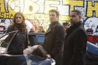 Castle – Die Telefonsexarbeiterin Laura Cambridge wird erwürgt in einem Wagen aus dem Fuhrpark des Bürgermeisters aufgefunden. Beckett (Stana Katic, l.), Castle (Nathan Fillion, M.) und Esposito (Jon Huertas, r.) übernehmen den Fall.