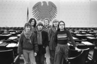Die Unbeugsamen – Die Fraktionssprecherinnen der Grünen im Bundestag 1984, von links nach rechts: Heidemarie Dann, Annemarie Borgmann, Antje Vollmer, Erika Hickel, Waltraud Schoppe und Christa Nickels.