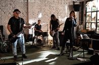 SOKO Stuttgart – Wieder vereint: Die einstmals berühmte Stuttgarter Band "Beyond Mars" plant nach 25 Jahren ein Comeback und die Musiker Lina Wagner (Carin C. Tietze, r.), Gerry Brügge (Hansa Czypionka, l.), Florian "Flocke" Wagner (Felix Theissen, 2.v.l.) und Carlo Hahn (Alexander Scholpp, 2.v.r.) warten bei den Proben auf ihren Gitarristen. Der kommt jedoch nicht zu spät, sondern wurde kurz zuvor ermordet.